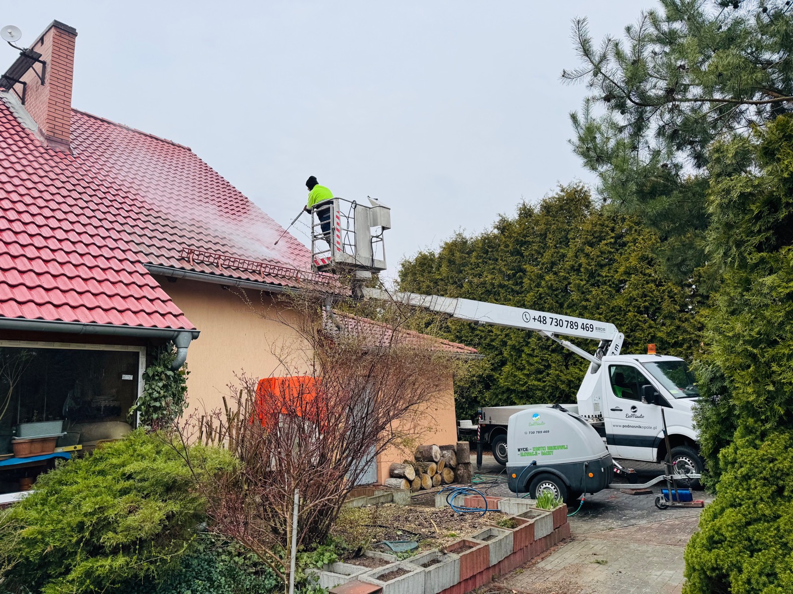 Czyszczenie dachu z podnośnika koszowego