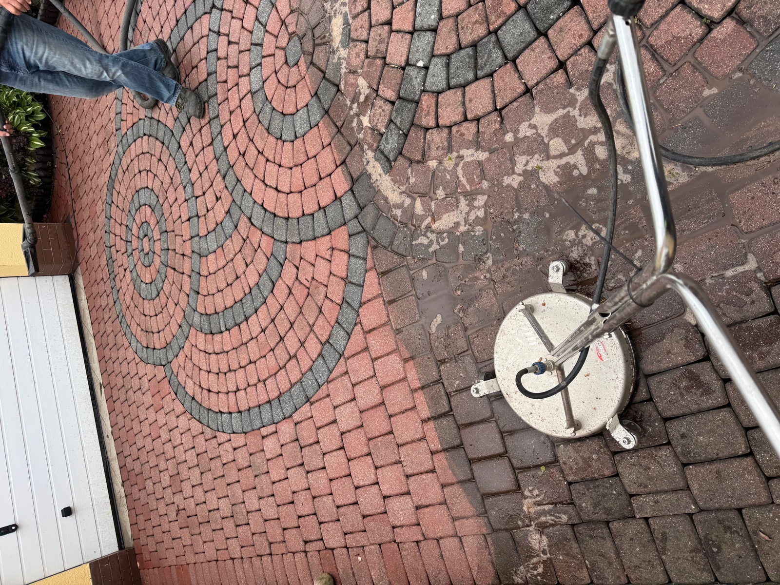 Czyszczenie kostki brukowej — efekt przed i po