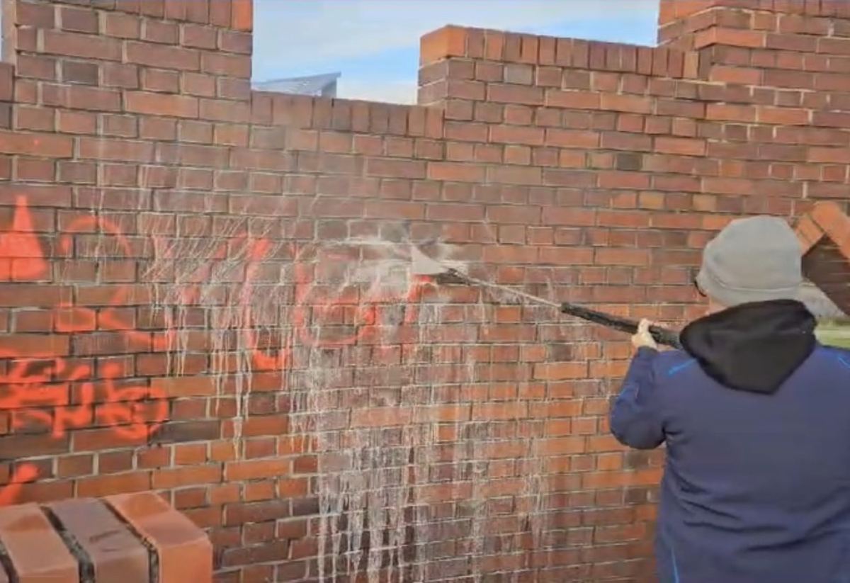 Usuwanie graffiti myjką ciśnieniową